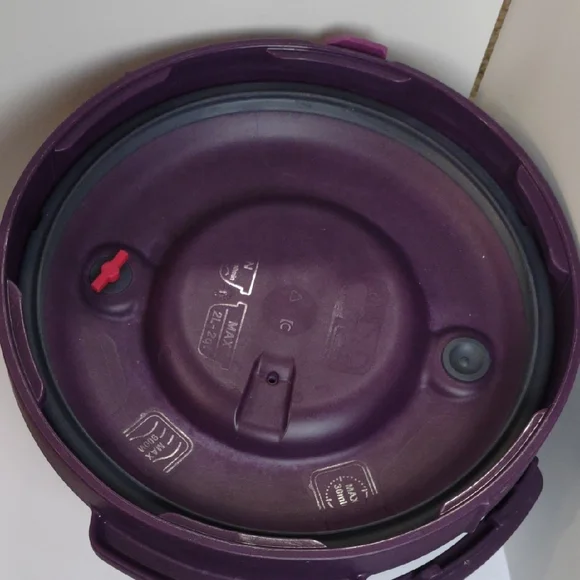 Tupperware Original Tupperware Microwavable Pressure Cookewith Minimalist Design - Picture 2 of 5
